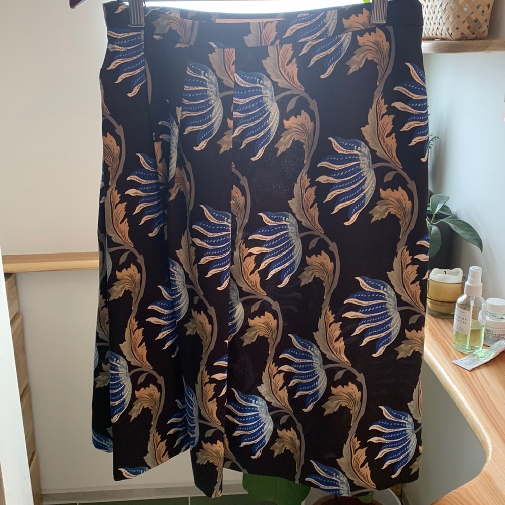 Black floral skirt with half pleat & Other Stories size S